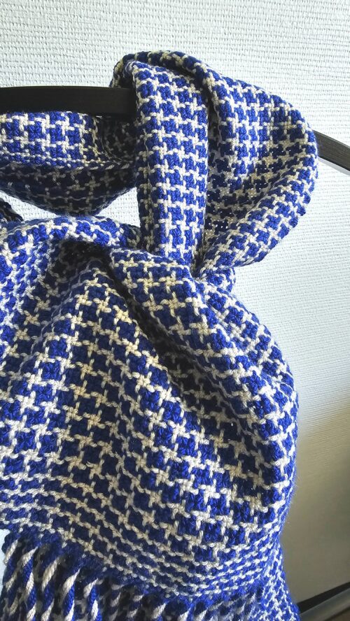 Houndstooth pattern blue scarf